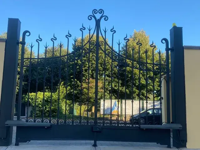 Cancelli a battente con attuatori a braccio